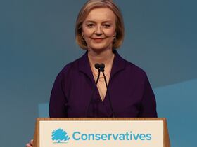 La nouvelle Première ministre britannique, Liz Truss, prononçant un discours suite à son élction à la tête du Parti conservateur, le 5 septembre 2022 à Londres.