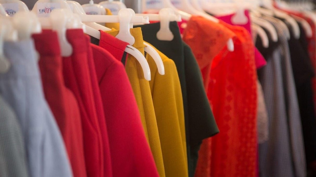 Pantalons, vestes, robes... Un rayon de vêtements de prêt-à-porter, dans un magasin.