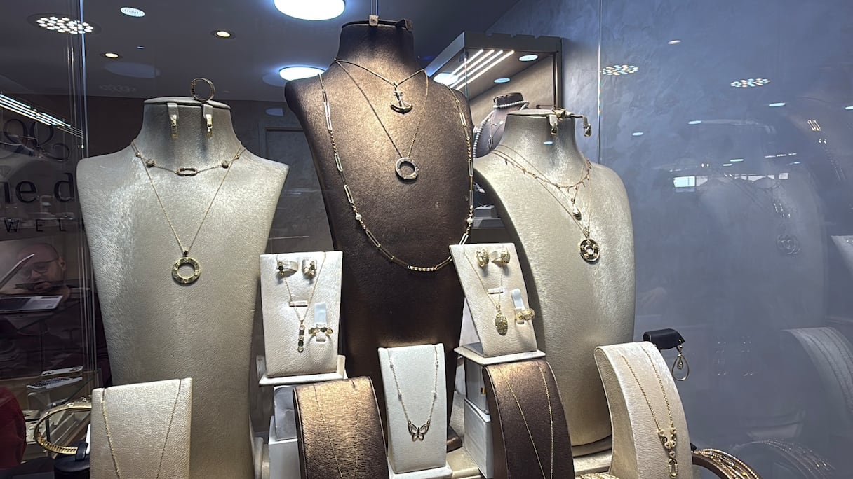 حلي ومجوهرات ذهبية