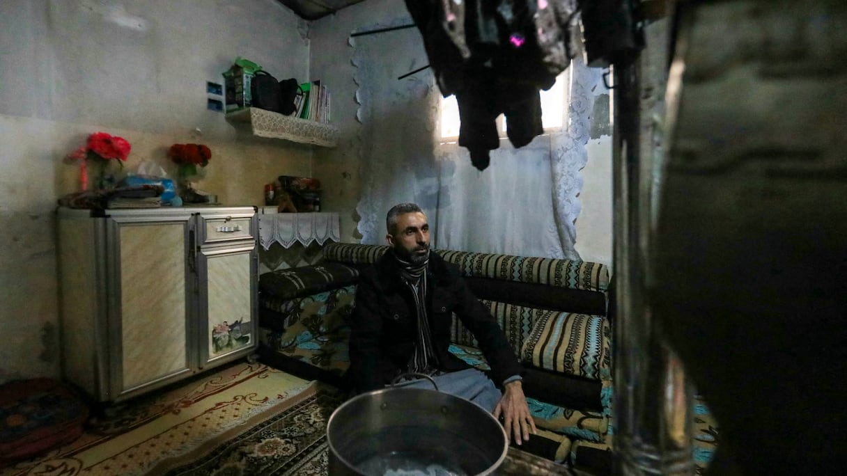 Un homme est assis dans sa tente d'un camp d'Atme, à la périphérie d'Idlib, dans le nord-ouest de la Syrie, le 5 février 2025