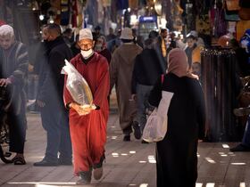 Des Marocains marchent dans la médina de Marrakech, le 24 février 2021.