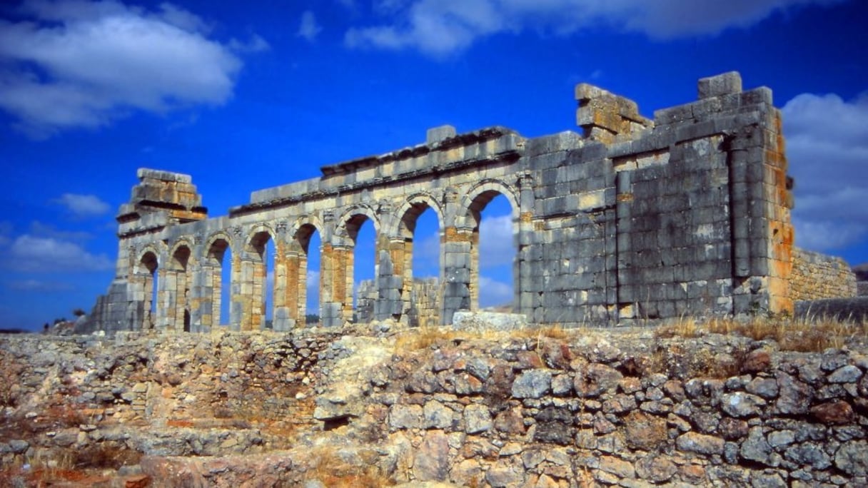 Aussi connue sous le nom berbère de Oualili, Volubilis est une ville antique romaine située sur les bords de l'oued Khoumane, rivière de la banlieue de Meknès.