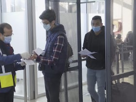 Arrivée d'Ukraine de 99 étudiants marocains, rapatriés suite au déclenchement de la guerre russo-ukrainienne, à l'aéroport international Ibn Battouta, à Tanger, le 15 février 2022.