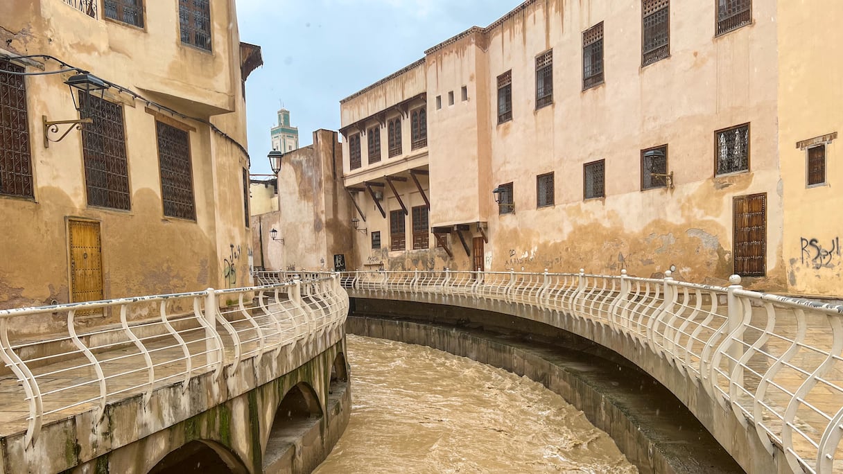 فاس العتيقة تتحول إلى «فينيزيا الإيطالية».. تساقطات مطرية استثنائية تعيد الحياة إلى وادي الجواهر الشهير