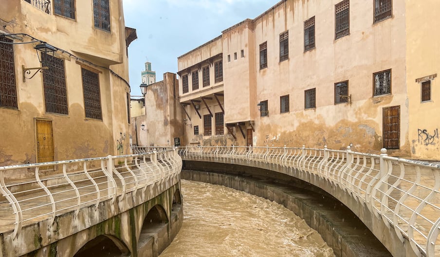 فاس العتيقة تتحول إلى «فينيزيا الإيطالية».. تساقطات مطرية استثنائية تعيد الحياة إلى وادي الجواهر الشهير