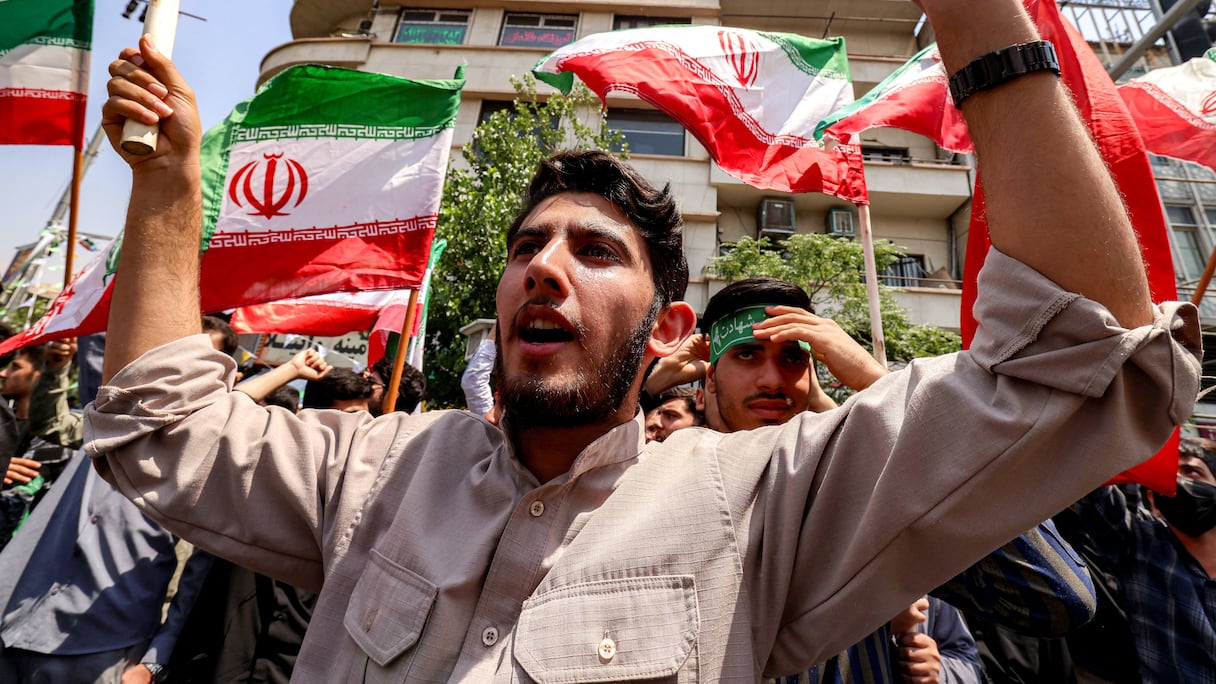 Des manifestants se rassemblent dans le centre de Téhéran, le 13 juin 2025, pour protester contre la vague de frappes israéliennes contre l'Iran