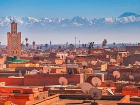 Marrakech. Fondée par Youssef Ibn Tachfine en 1062, la cité fut, du XIe au XIIIe siècle, la capitale d'un empire englobant le sud de l'Espagne musulmane, d'abord sous les Almoravides (fin XIe-début XIIe), puis sous les Almohades (XIIe - XIIIe).