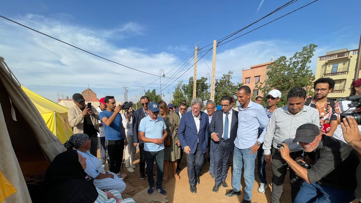 Le leader de La France Insoumise, Jean-Luc Mélenchon, lors d'une visite de solidarité à Amizmiz, mercredi 4 octobre 2023.
