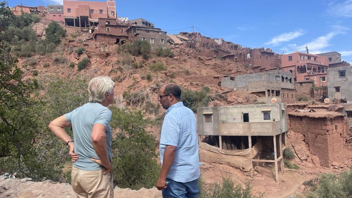 Richard Branson, devant les ruines d'un village du Haouz, dans le centre du Maroc, au lendemain du séisme du 8 septembre.