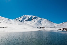 L'Oukaïmeden et ses monts enneigés culminent à 3.200 m d'altitude et abritent une station de ski qui attend avec impatience la neige chaque hiver. Située à 75 km de Marrakech, l'Oukaïmeden fait partie de la chaîne montagneuse du Haut-Atlas.