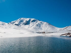 L'Oukaïmeden et ses monts enneigés culminent à 3.200 m d'altitude et abritent une station de ski qui attend avec impatience la neige chaque hiver. Située à 75 km de Marrakech, l'Oukaïmeden fait partie de la chaîne montagneuse du Haut-Atlas.