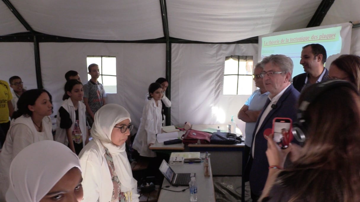Le leader de La France Insoumise, Jean-Luc Mélenchon, lors d'une visite de solidarité à Amizmiz, mercredi 4 octobre 2023.