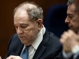 L'ancien producteur de films Harvey Weinstein et son avocat Mark Werksman, au tribunal à Los Angeles, en Californie, le 4 octobre 2022.