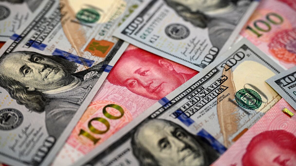 Des yuan et des dollars.