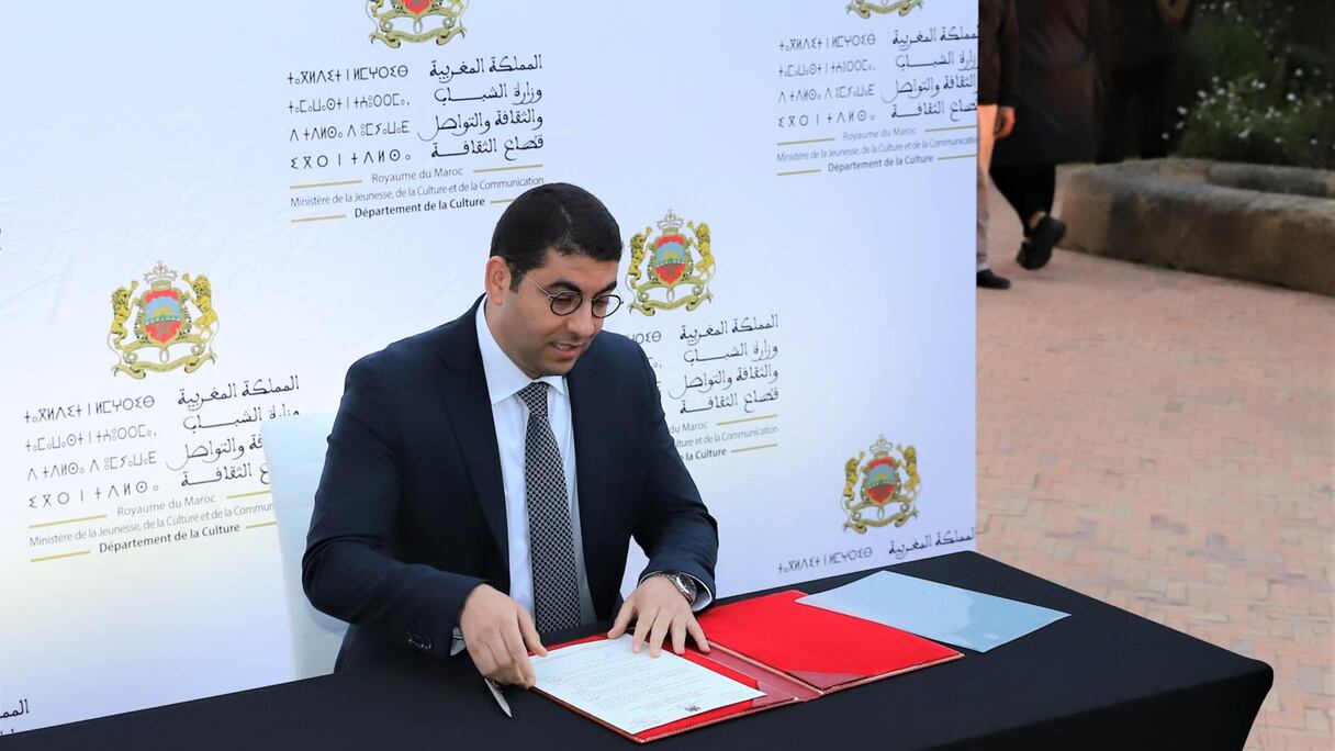 Le ministre de la Jeunesse, de la Culture et de la Communication, Mohamed Mehdi Bensaid, procède à la signature d'une décision ministérielle visant à labelliser le patrimoine national, le 18 avril 2022 à Rabat.