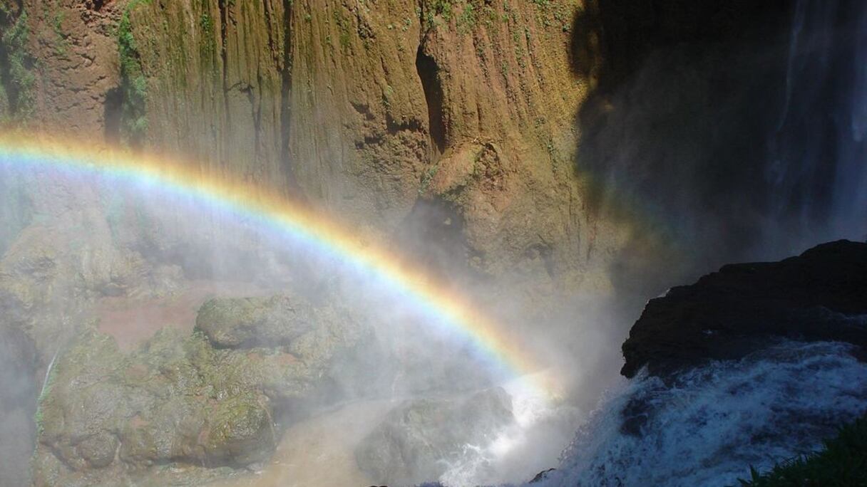 Arc-en-ciel, cascades d'Ouzoud. A 1060 m d'altitude, entre le Moyen Atlas et le Haut Atlas, à 30 km d'Azilal, ce site touristique encore préservé, entièrement piéton, offre des campings de huttes en bambou et roseau, des restaurants en terrasse... Des singes magot animent les lieux.