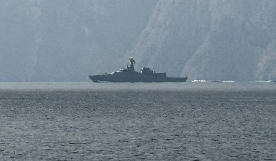 Un navire de guerre dans le détroit d’Hormuz, une voie maritime vitale par laquelle transite une grande partie du pétrole et du gaz du monde, le 1ᵉʳ mars 2026.