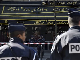 Des policiers patrouillent près du Bataclan, à Paris, le 14 novembre 2015.