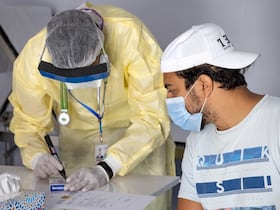 Un jeune patient marocain testé positif au Covid-19 reçoit un traitement au «smart vaccinodrome intégré», situé à Errahma, dans la province de Nouaceur, près de Casablanca, le 9 août 2021.