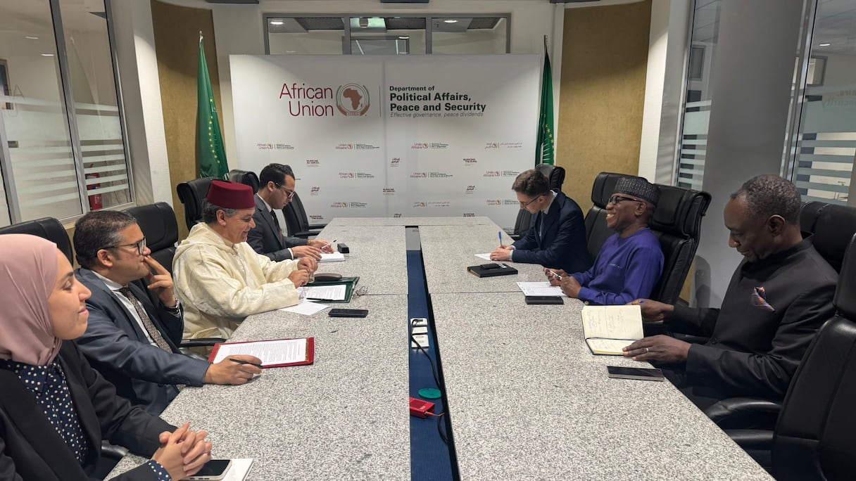 Lors de la rencontre entre le Commissaire aux Affaires politiques, à la paix et à la sécurité de l’Union africaine (UA), Bankole Adeoye et l’ambassadeur représentant permanent du Maroc auprès de l’UA et la CEA-ONU, Mohamed Arrouchi.