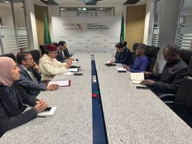 Lors de la rencontre entre le Commissaire aux Affaires politiques, à la paix et à la sécurité de l’Union africaine (UA), Bankole Adeoye et l’ambassadeur représentant permanent du Maroc auprès de l’UA et la CEA-ONU, Mohamed Arrouchi.