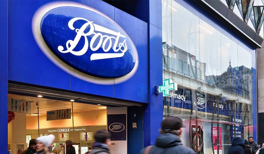 Boots, grande chaîne britannique de pharmacies, compte près de 3 776 magasins répartis dans 11 pays, offrant santé, beauté et services pharmaceutiques à des millions de clients.