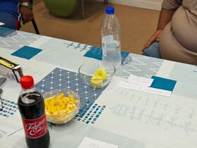 Aliments gras et sucrés mis en évidence lors d'un atelier nutrition dans un centre de soins de réadaptation pour les patients souffrant de surpoids ou d'obésité, dans l'île de Tahiti, en Polynésie française, le 10 septembre 2021.