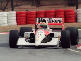 Le pilote brésilien champion du monde Ayrton Senna prend un virage au volant de sa McLaren-Honda lors des premiers essais du Grand Prix d'Afrique du Sud, le 28 février 1992