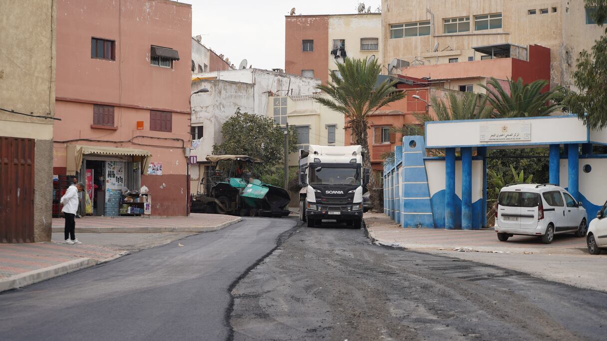 أشغال إعادة تهيئة شوارع وأزقة الحي الحسني تتواصل بوتيرة متسارعة