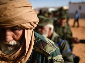 Des miliciens du Polisario lors d'un rassemblement à Tindouf, en territoire algérien.