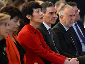 Au centre, la ministre espagnole de l’Inclusion, de la Sécurité sociale et des Migrations, Elma Saiz, et le président du gouvernement Pedro Sánchez.