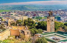 Météo. Fès est une ville du nord-est du Maroc souvent considérée comme la capitale culturelle du pays. Elle est principalement réputée pour la médina fortifiée de Fès El Bali, avec architecture mérinide médiévale, souks animés et atmosphère à l'ancienne.