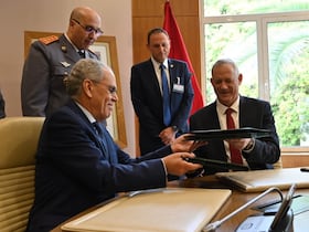 Le ministre de la Défense israélien, Benny Gantz et le ministre chargé de l’administration de la Défense nationale, Abdellatif Loudiyi, échangent les parapheurs lors de la signature de l'accord de défense entre le Maroc et Israël, le 24 novembre 2021.