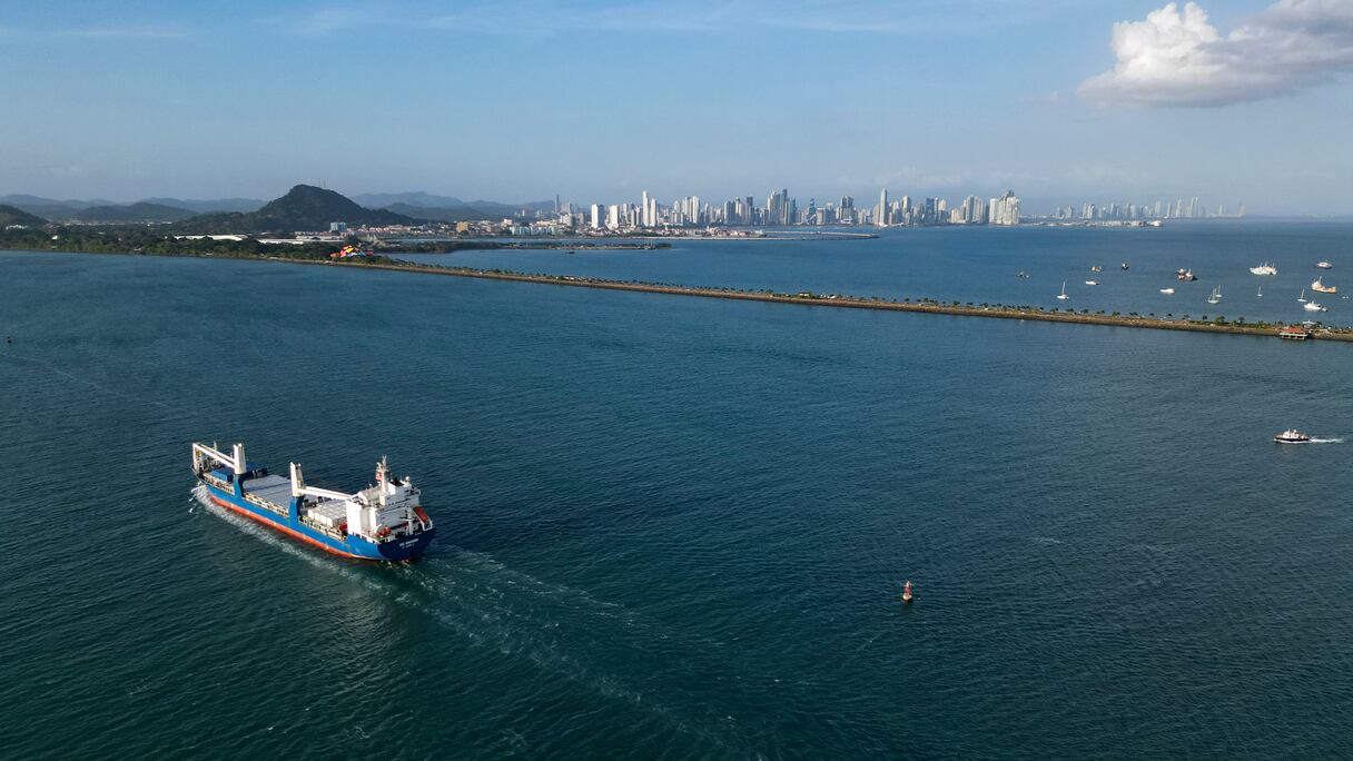 Un cargo entre dans le canal de Panama, du côté de l'océan Pacifique, à Panama City, le 4 février 2025