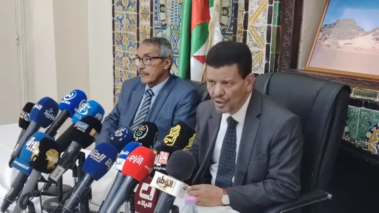 Mohamed Yeslam Beissat, prétendu ministre des Affaires étrangères du Polisario, lors d'une conférence de presse à Alger, mercredi 22 octobre 2025.