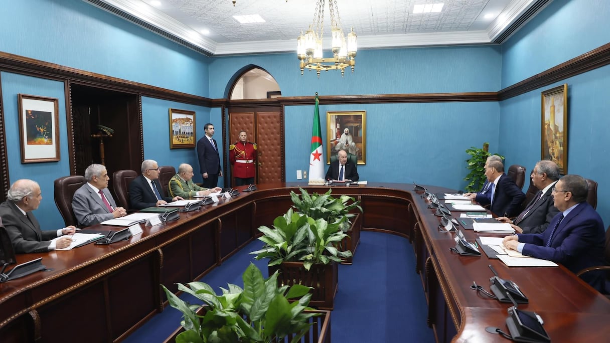 Abdelmadjid Tebboune lors de la réunion avec le Premier ministre, les chefs des deux Chambres du Parlement, du chef d’Etat major de l’armée et du président de la Cour constitutionnelle à Alger le 21 mars 2024.