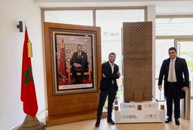 Le ministre de la Jeunesse, de la Culture et de la Communication, Mehdi Bensaid, et Mounir Naciri, PDG de Smurfit Westrock Maroc.