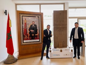 Le ministre de la Jeunesse, de la Culture et de la Communication, Mehdi Bensaid, et Mounir Naciri, PDG de Smurfit Westrock Maroc.