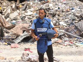 Le correspondant d'Al-Jazeera, Anas al-Sharif, tué le 10 août 2025 par l'armée israélienne, en reportage près de l'hôpital Arab Ahli (baptiste) de Gaza, le 10 octobre 2024.