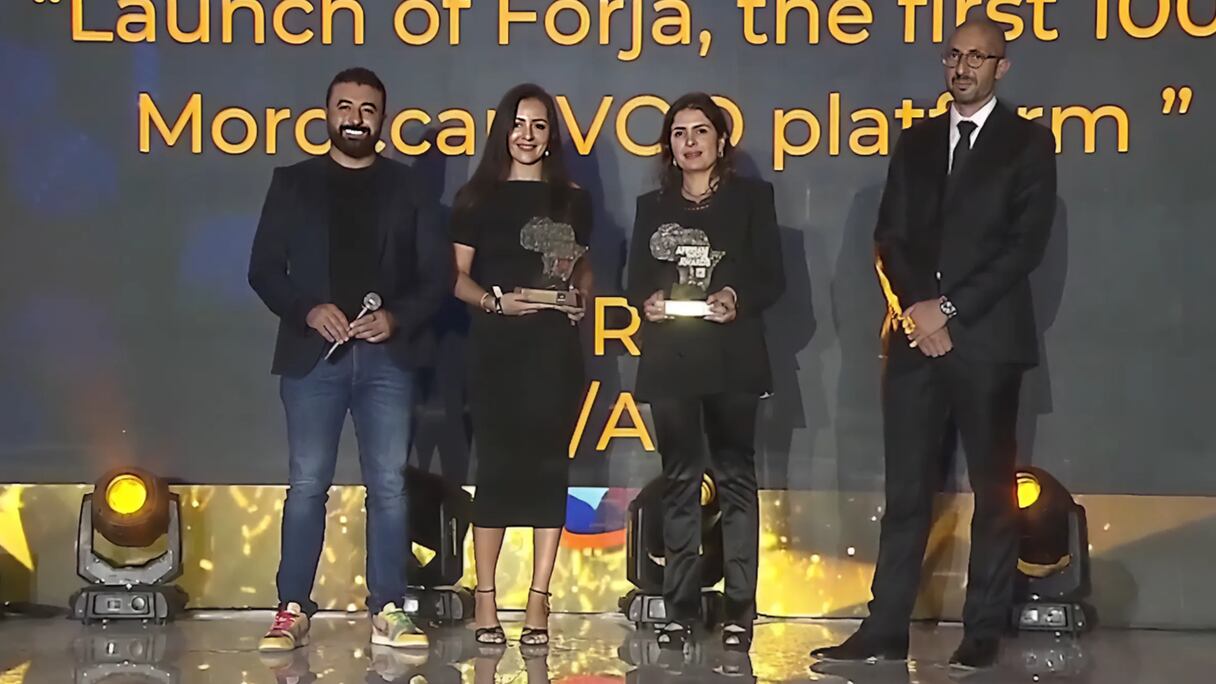 Bissane Khairat, directrice marketing et de la programmation de la SNRT, reçoit le prix de la meilleure plateforme digitale pour le lancement de Forja, la première plateforme de vidéo à la demande marocaine, lors de l'African Digital Summit à Casablanca le 9 octobre 2024.