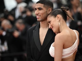 Le défenseur marocain Achraf Hakimi et son épouse Hiba Abouk au photocall de la projection du film «The Innocent» («L'Innocent») à la 75e édition du Festival de Cannes, dans le sud de la France, le 24 mai 2022.
