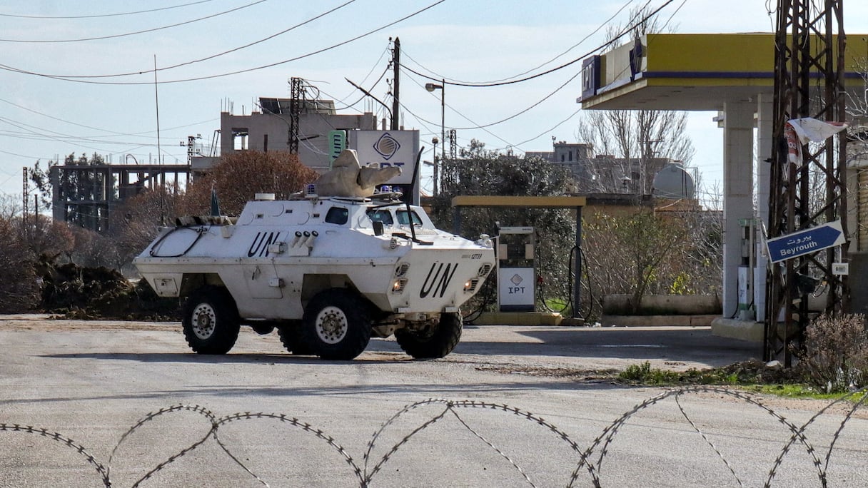 Un véhicule blindé de la Force intérimaire des Nations Unies au Liban (FINUL) s'approche d'un barrage routier de l'armée libanaise près d'un point de contrôle dans le village de Burj el-Meluk à Nabatiyeh, dans le sud du Liban, près de la frontière avec Israël, le 25 janvier 2025