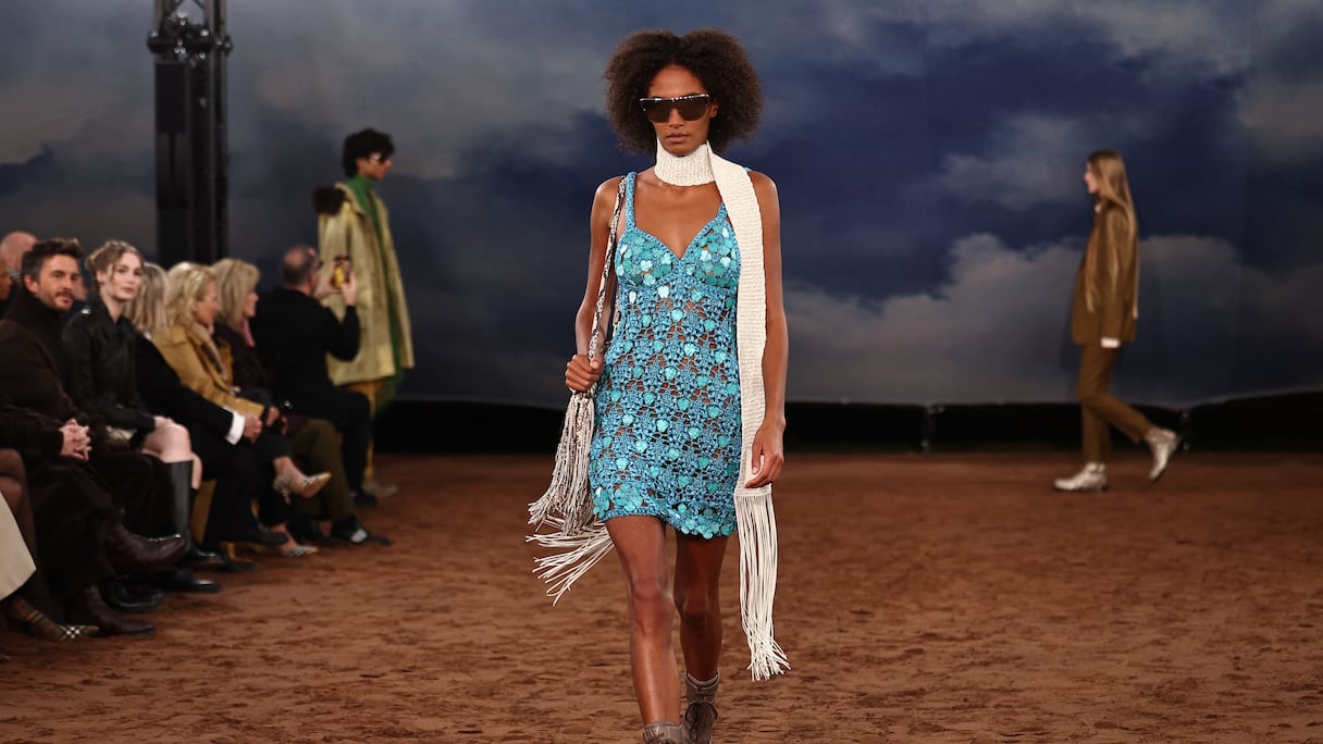 Un mannequin présente une création de la collection Printemps-Eté 2026 de Burberry lors de la Fashion Week de Londres., le 22 septembre 2025.