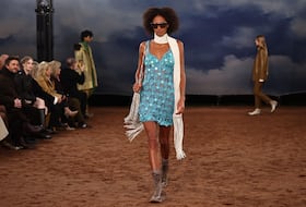 Un mannequin présente une création de la collection Printemps-Eté 2026 de Burberry lors de la Fashion Week de Londres., le 22 septembre 2025.