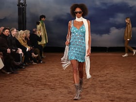 Un mannequin présente une création de la collection Printemps-Eté 2026 de Burberry lors de la Fashion Week de Londres., le 22 septembre 2025.