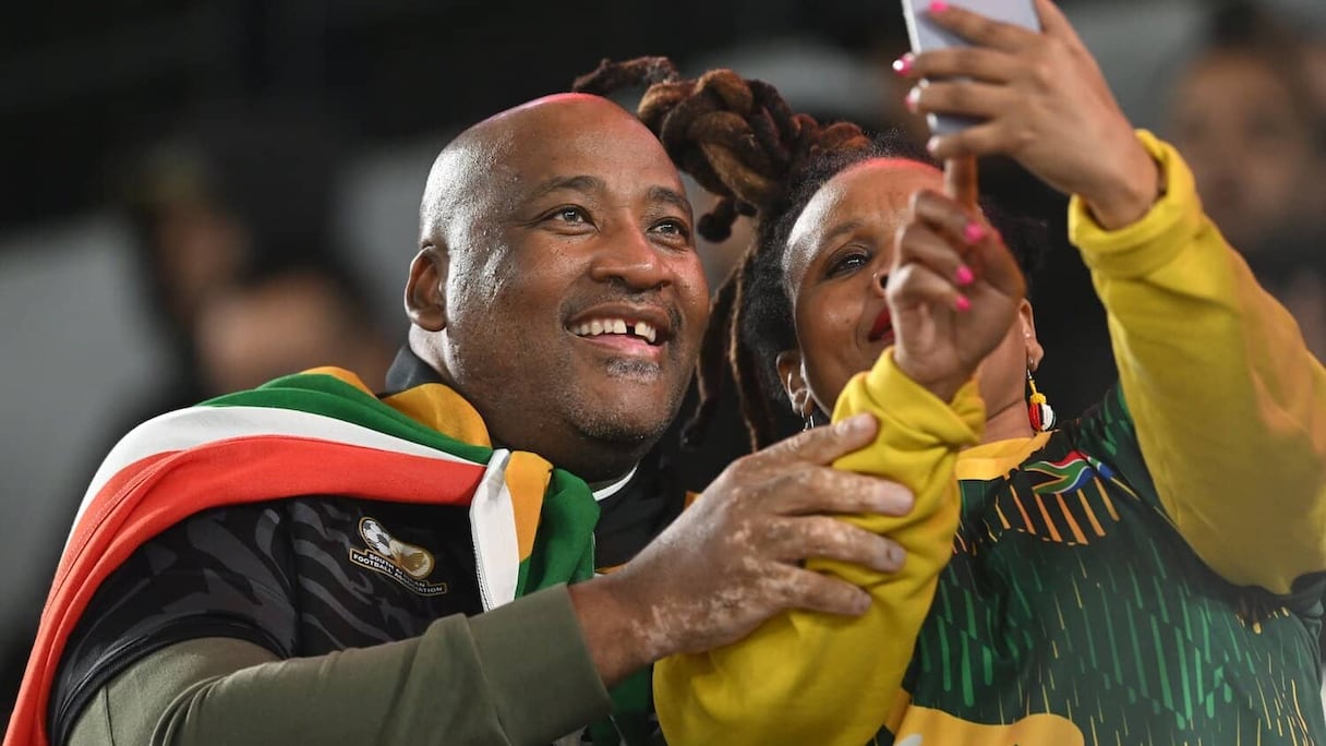 Le ministre sud-africain des Sports, des Arts et de la Culture, Gayton McKenzie, assistant à un match des Bafana Bafana à la CAN 2025 au Maroc.