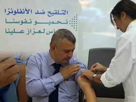 Une professionnelle de santé alors qu'elle administre le vaccin contre la grippe saisonnière, à l'occasion du coup d'envoi de la campagne nationale de vaccination pour la saison grippale 2019-2020 (photo d'archive prise le 28 octobre 2019 à Rabat)