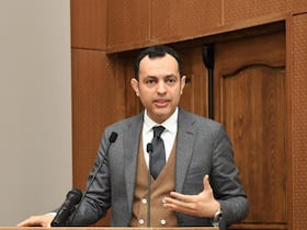 Le ministre de l’Inclusion économique, de la Petite Entreprise, de l’Emploi et des Compétences, Younes Sekkouri, s’exprimant lors de la 37e édition du Carrefour du manager, organisée à Casablanca, le 22 décembre 2021.