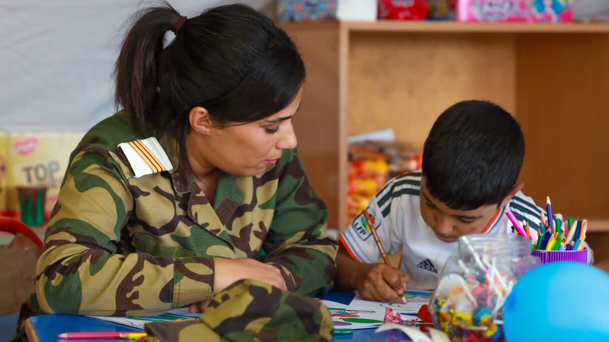 Des assistantes sociales des FAR avec des enfants de la Commune de Tafingoult, à Taroudant.