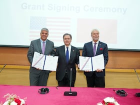 Lors de la signature de l'accord. Au centre, l'ambassadeur des Etats-Unis au Maroc, Duke Buchan III.